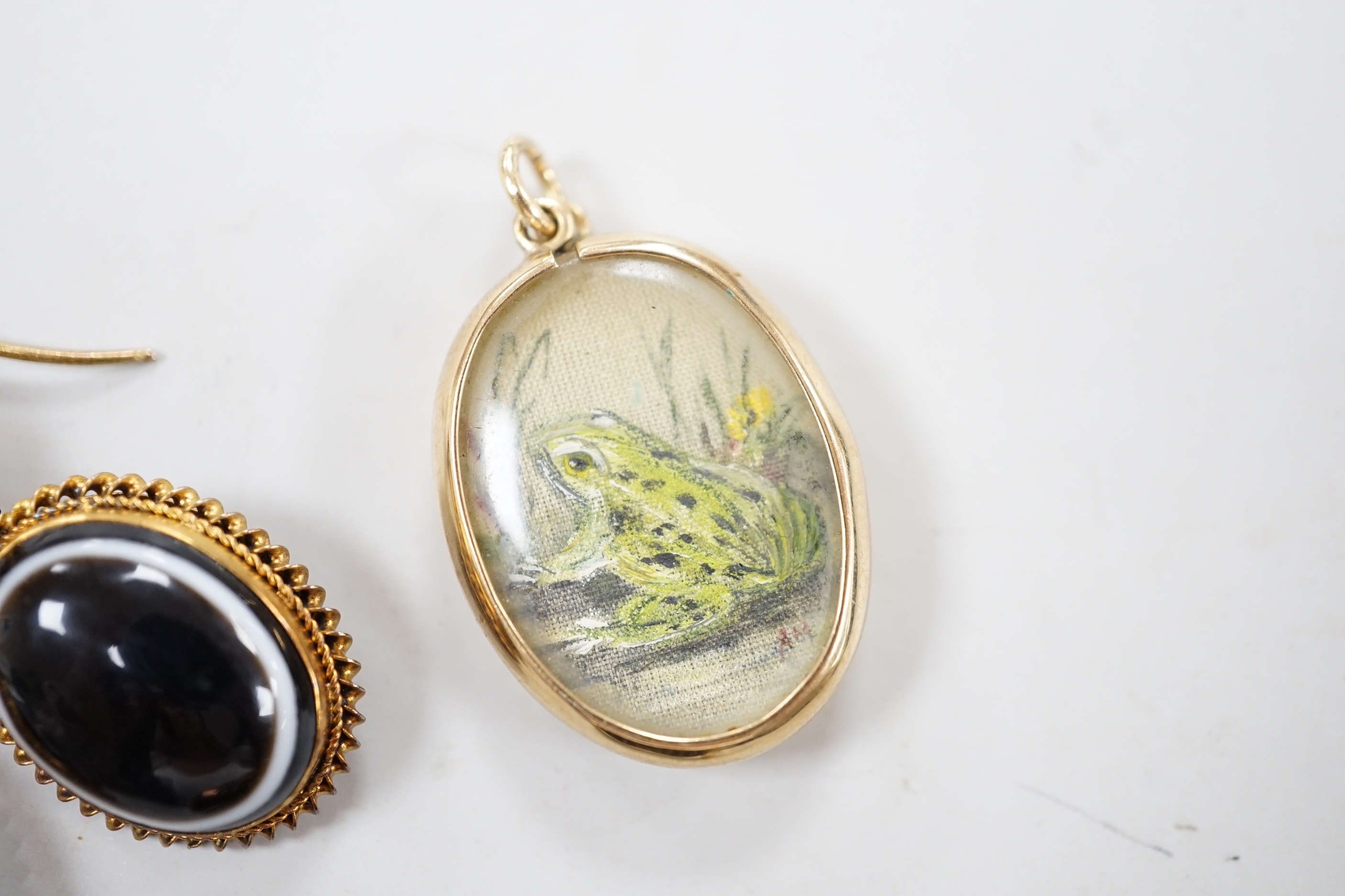 A pair of Victorian yellow metal and banded agate set drop earrings, overall 41mm, a similar brooch and a modern 9ct gold mounted oval pendant, containing a picture of a frog.